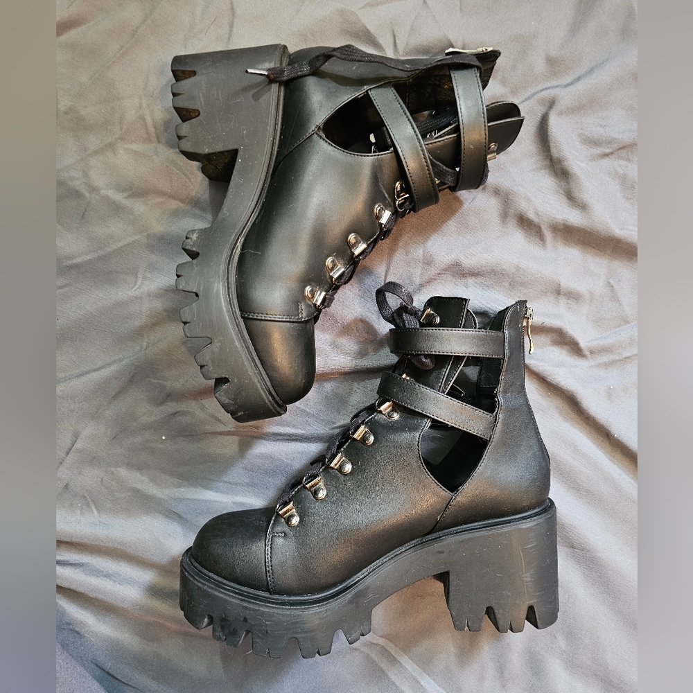 Platform ankle boots with Buckles